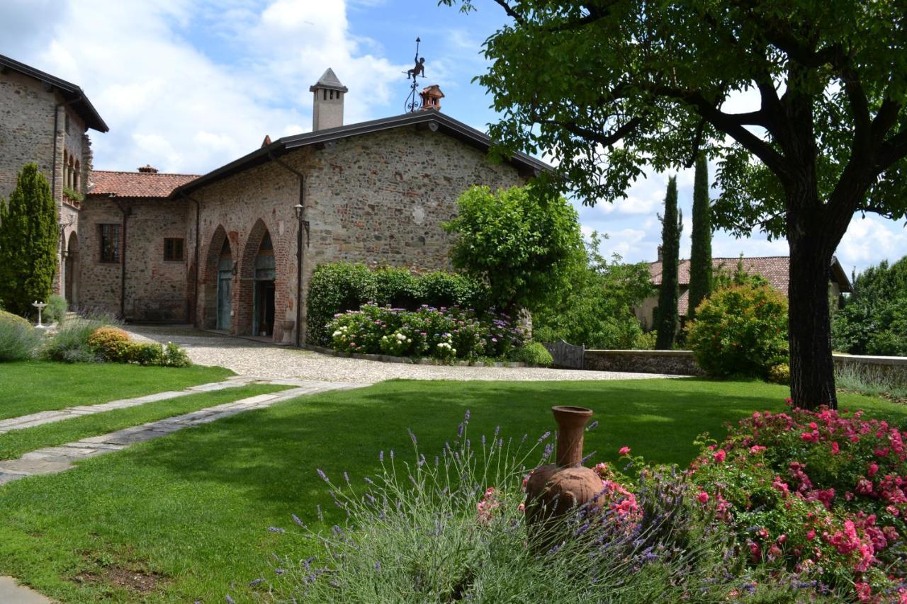Castello Di Cernusco Lombardone Bed & Breakfast Exterior photo