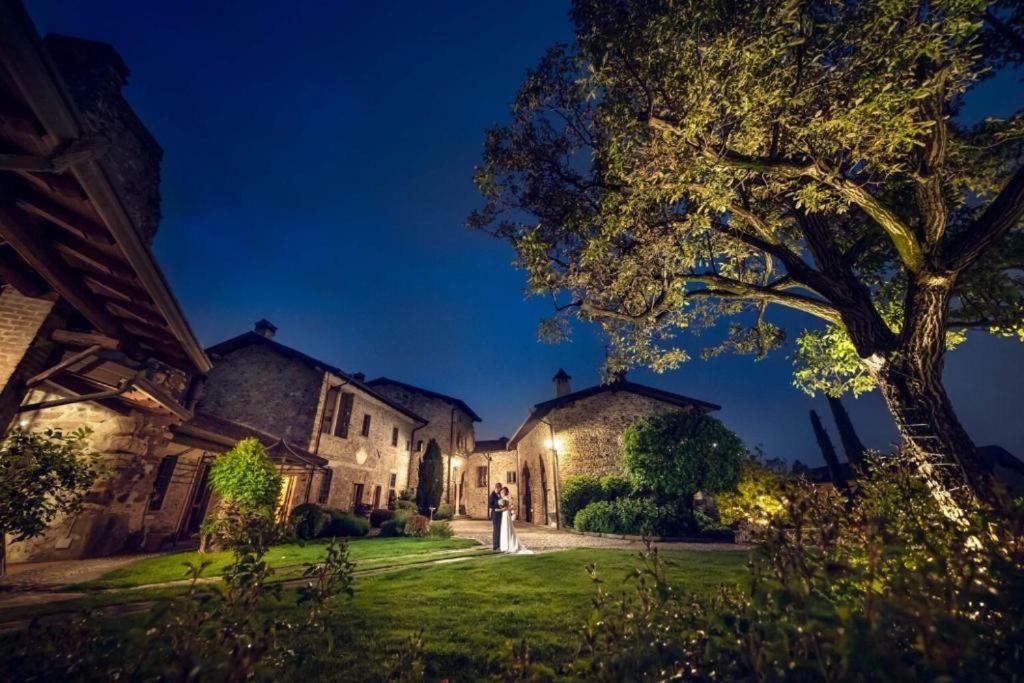 Castello Di Cernusco Lombardone Bed & Breakfast Exterior photo